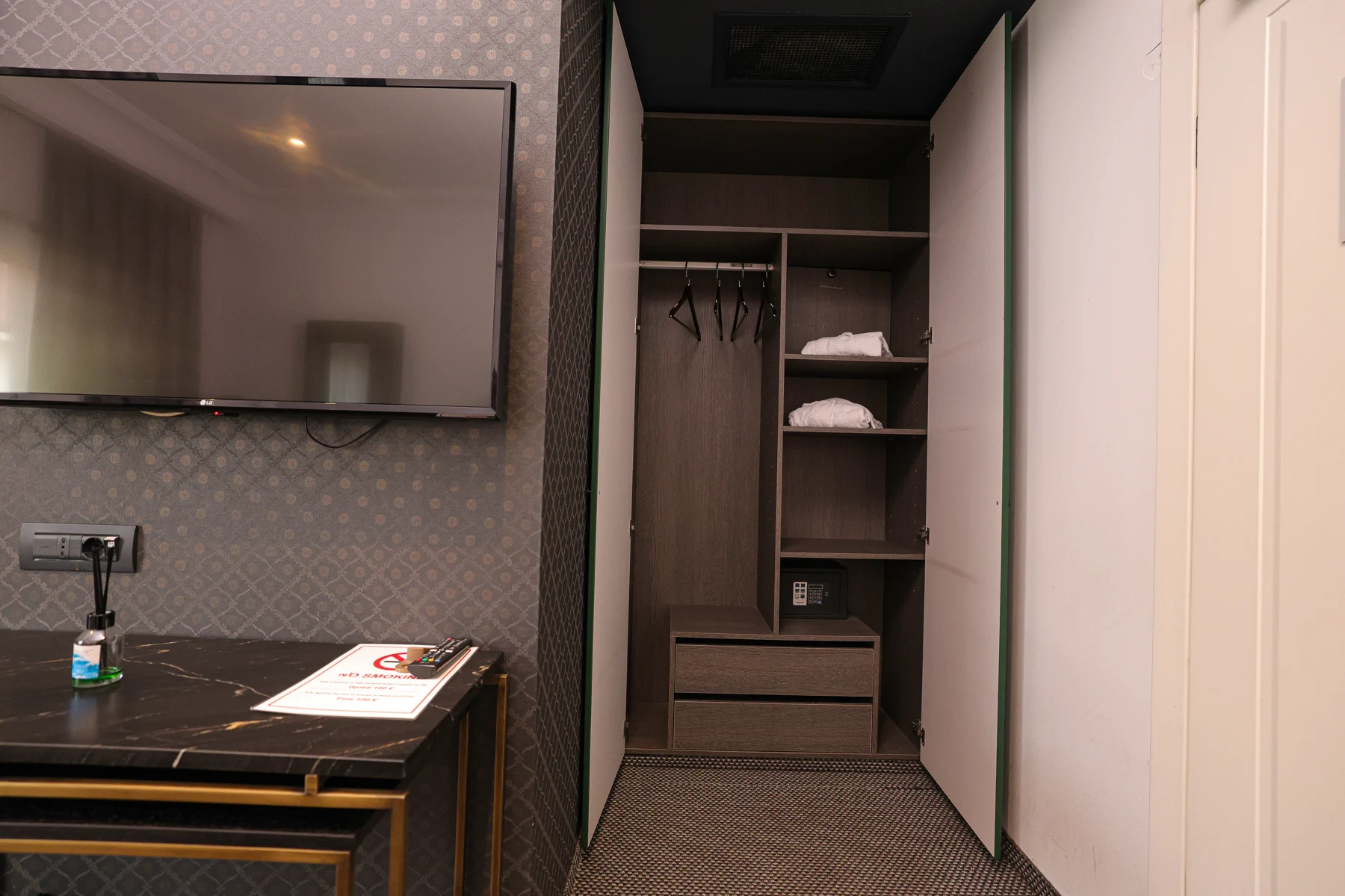 Garden View — Interior Detail
